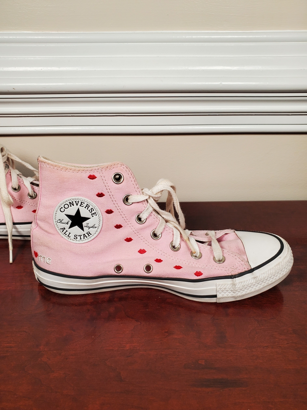 Converse Chuck Taylor High Top Pink Embroidered Hearts Size 8